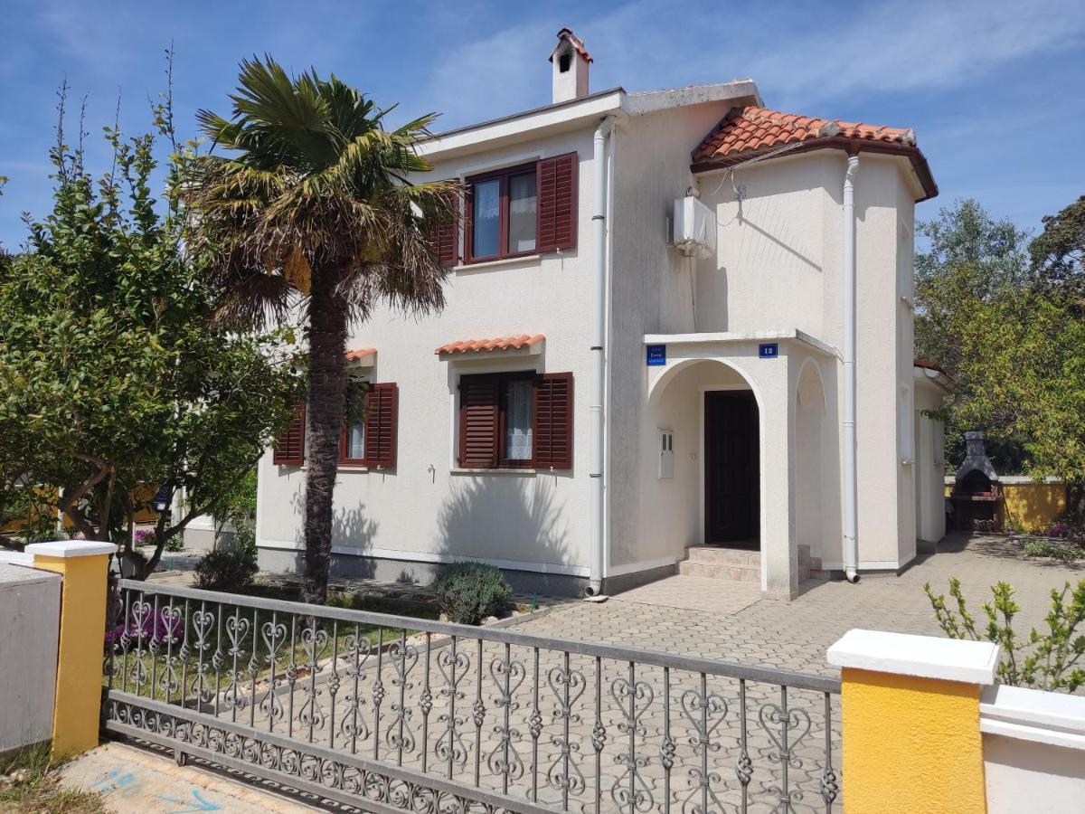 Apartman Car Vir Luaran gambar